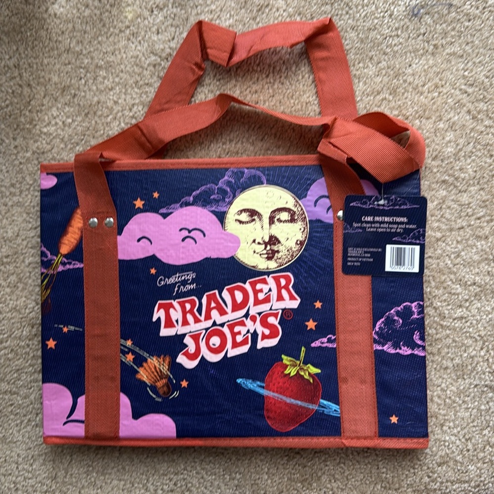 TRADER JOE’S.NWT. Stand Up,Collapsible bag,holds up to 6 Galls.Reusable Tote Bag